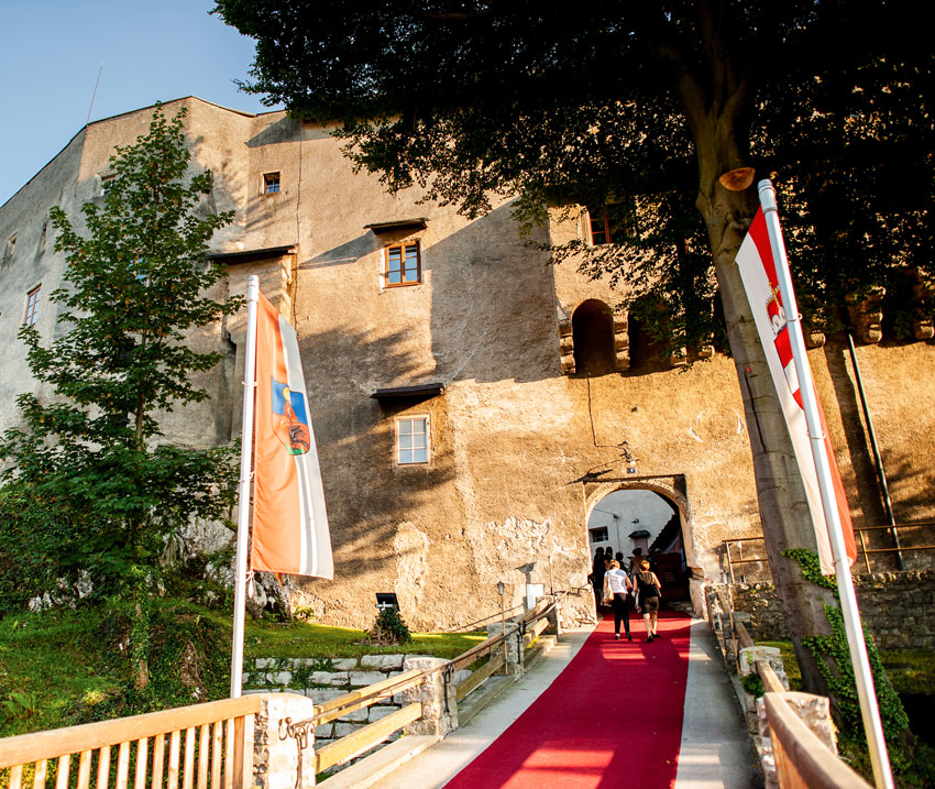 Direkt vor den Toren Salzburgs hat sich die Burg Golling mit einem erfolgreichem Gesamtkonzept als Top-Veranstaltungslocation und Kulturmittelpunkt etabliert.
