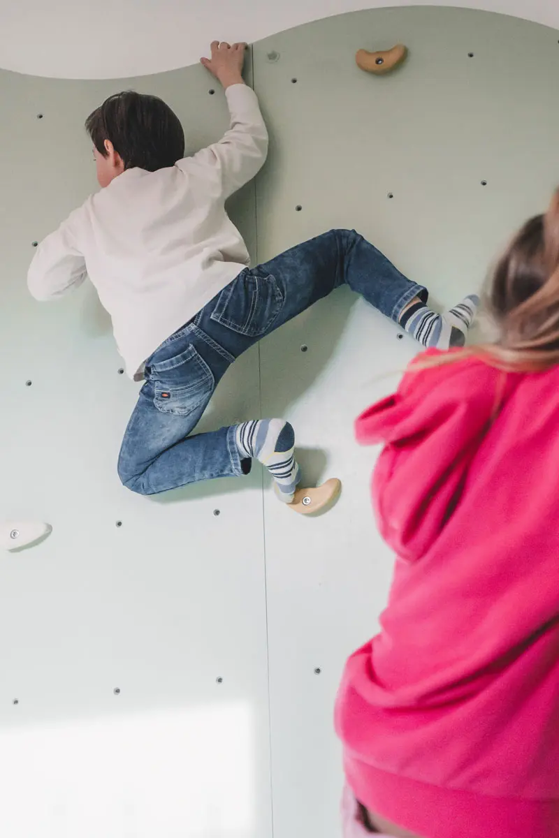 Kind auf der Kletterwand