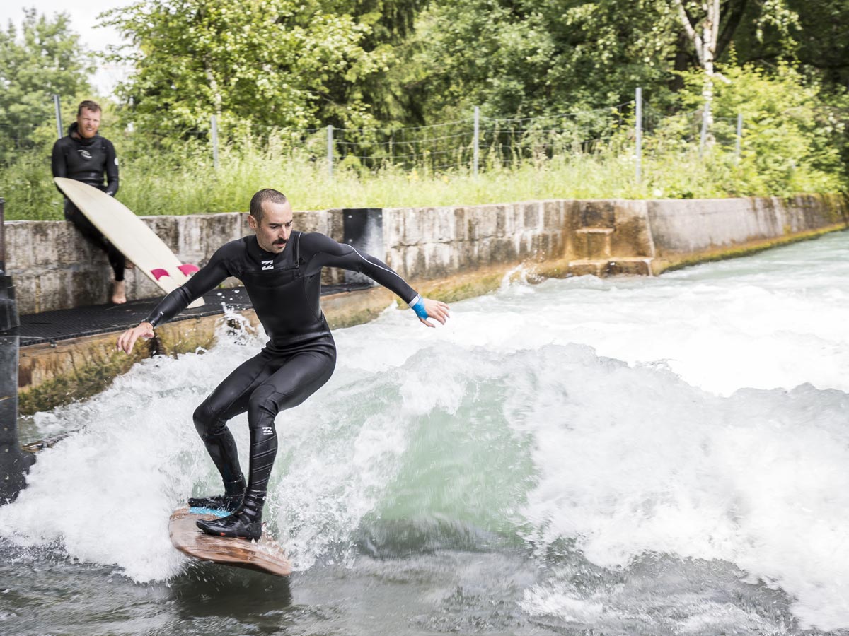 Mann surft auf einer Welle