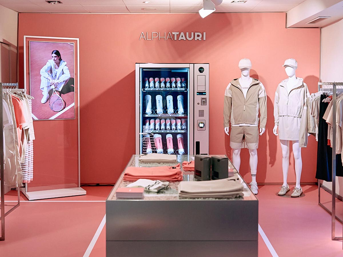 Laden mit Mannequins und einem Getränkeautomaten