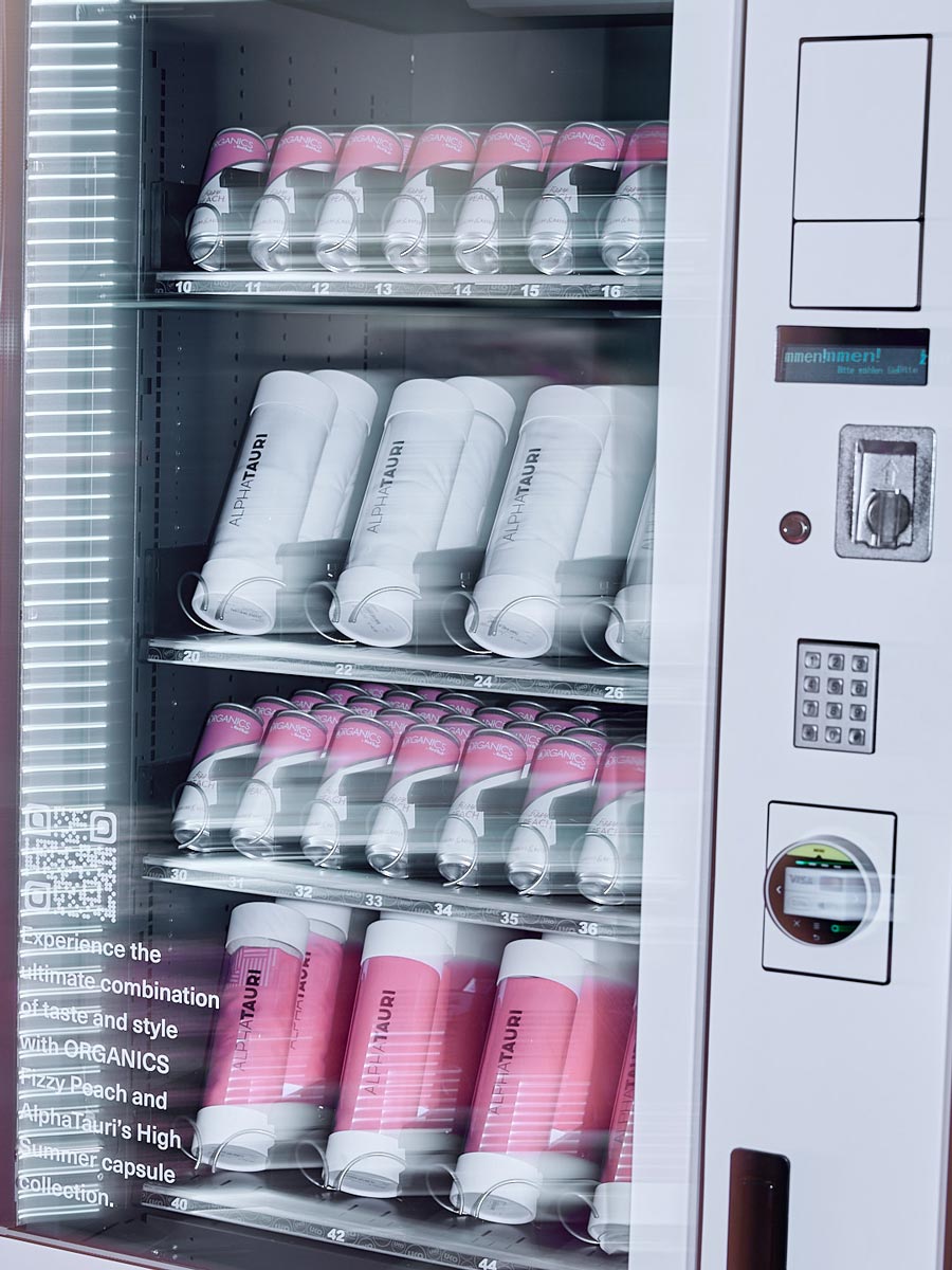 Energy-Dosen in einem Getränke Automaten