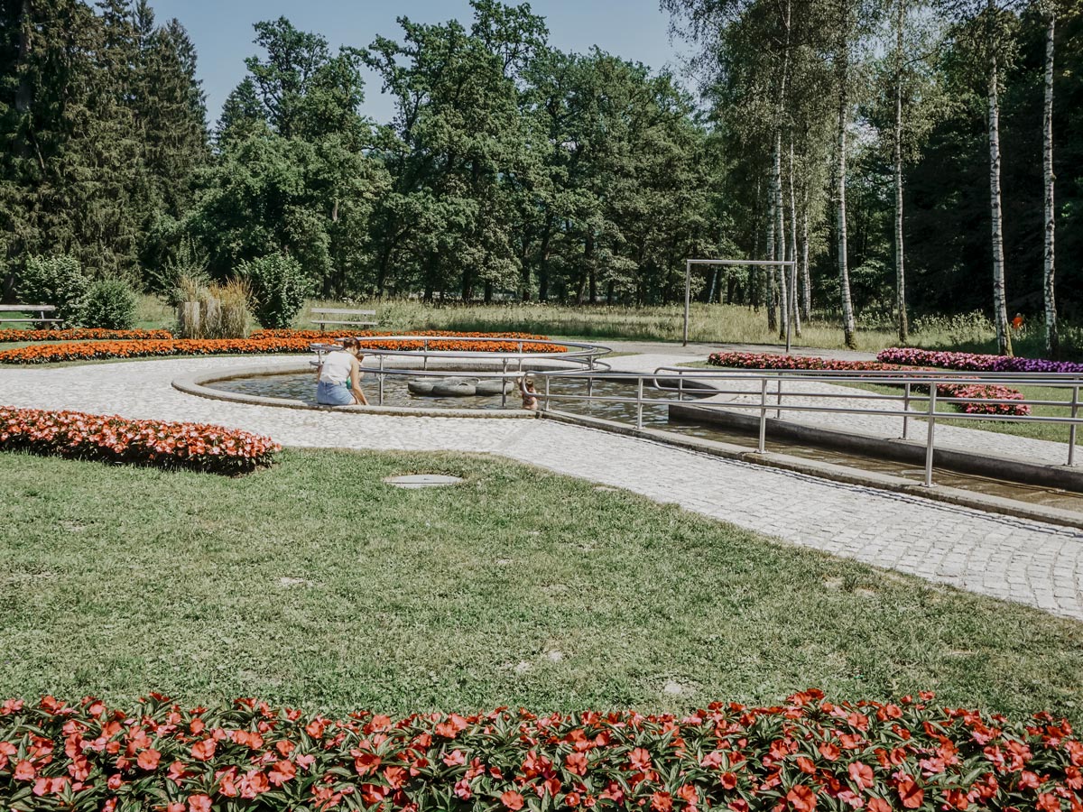 Kreisförmige Kneippanlage mit Blumen umrandet