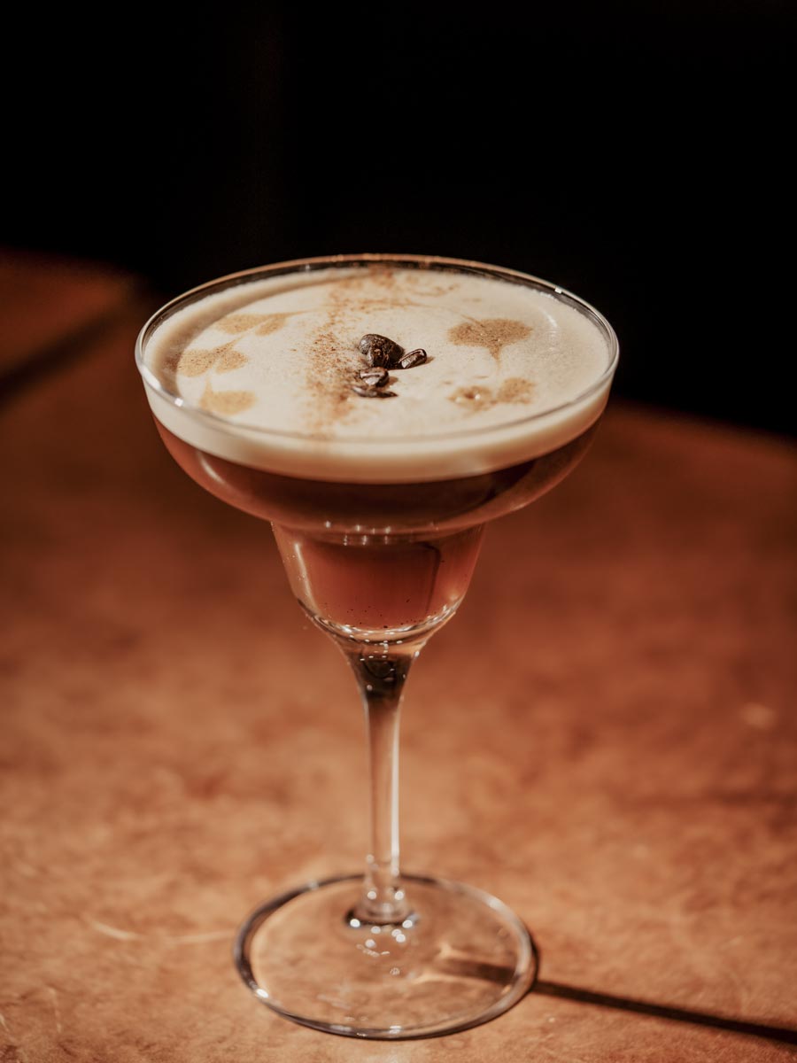 Fertig gemixter Martini präsentiert auf einem Tisch