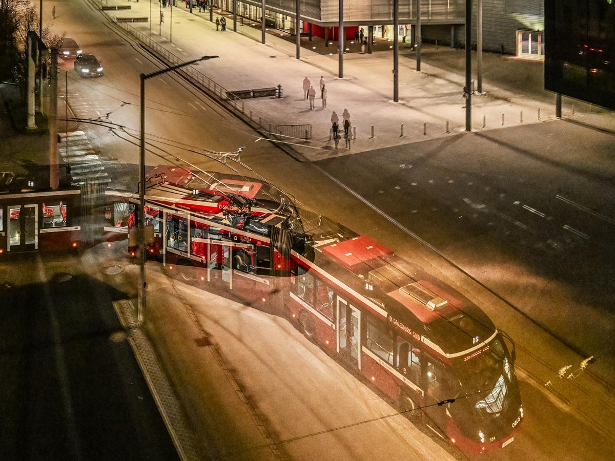 Obus fahrend in der Nacht