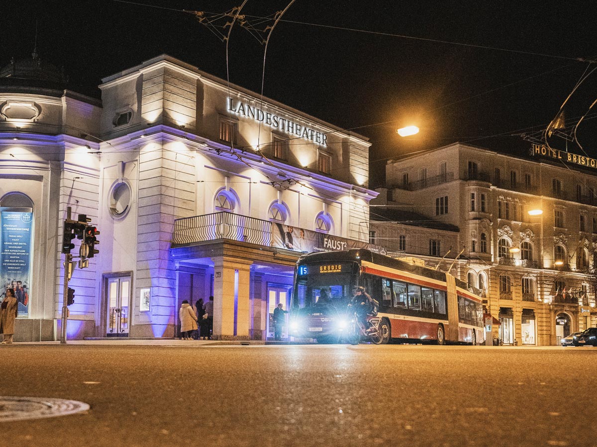 Obus fahrend in der Nacht vor dem Landestheater