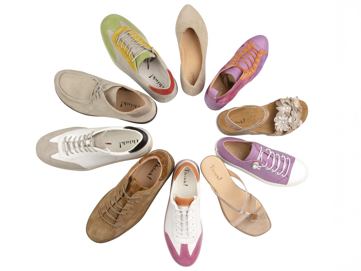 Zehn verschiedene Schuhe im Kreis aufgestellt. Perspektive von oben