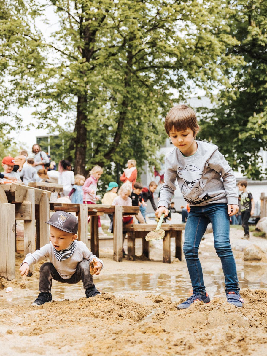 Kinder spielen im Sand