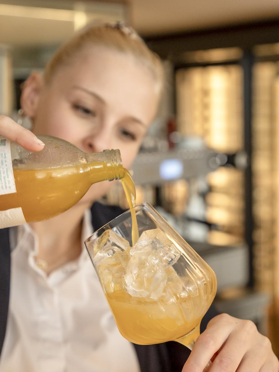 Frau mixt einen Cocktail