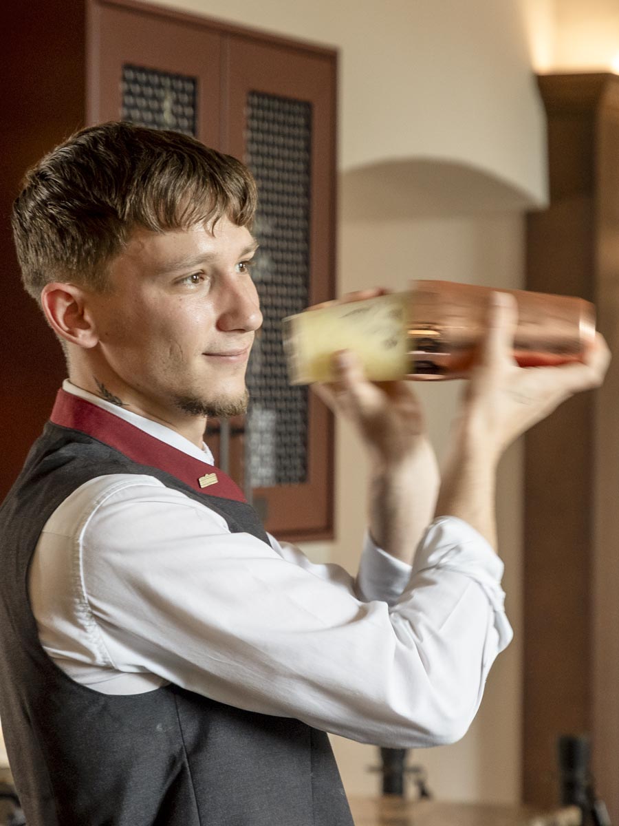 Mann mixt einen Cocktail
